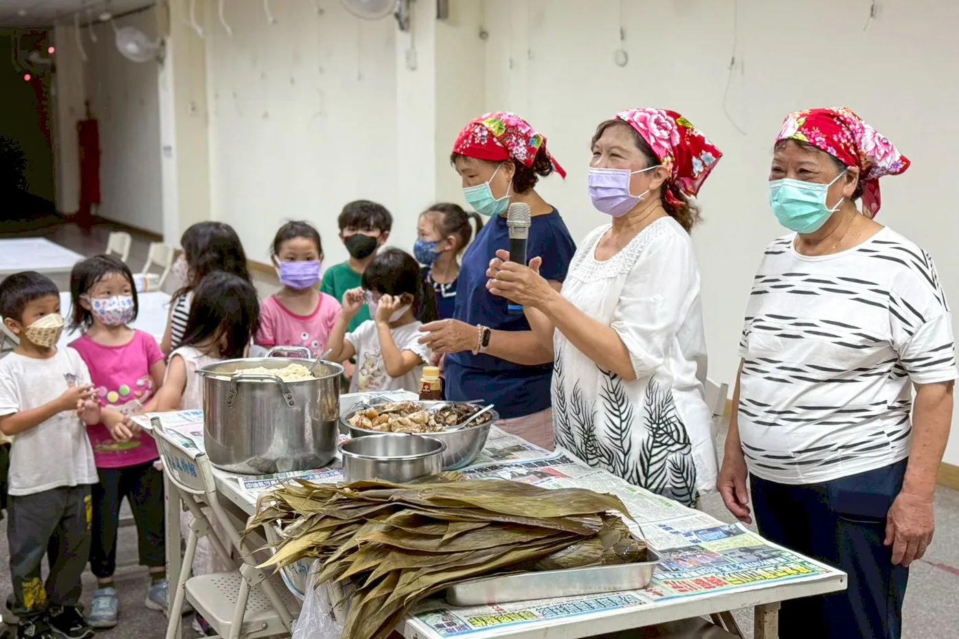 火焰蟲非營利幼兒園今（29）日上午在客家文物館舉辦包粽活動。高雄市客委會提供