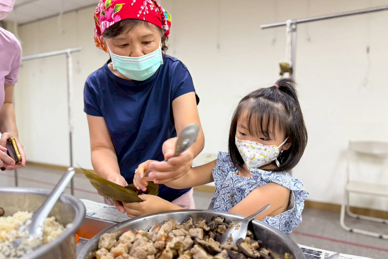 火焰蟲非營利幼兒園今（29）日上午在客家文物館舉辦包粽活動。高雄市客委會提供
