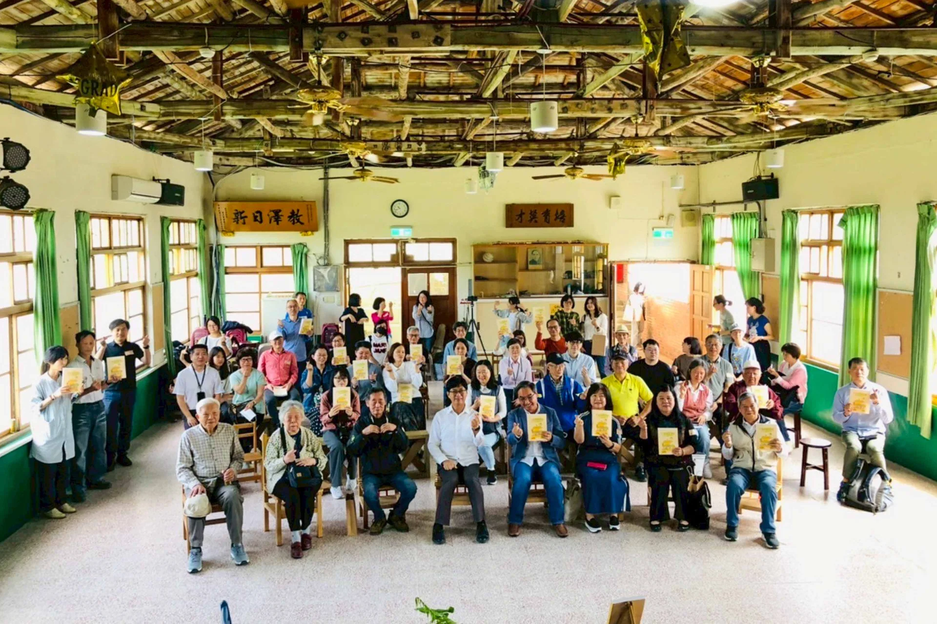 育英樓窗戶特別多，為著通風，屋頂樹材毋係四角形，保留樹材樣貌。穿山甲小隊翕