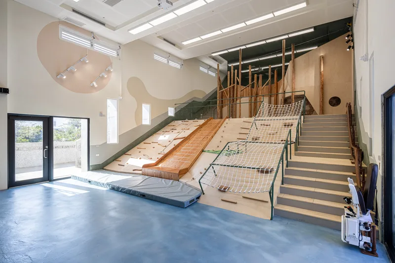 台東大學附屬特殊教育學校打造全台首座特教生室內攀岩場,將原本使用率不高的階梯教室,轉化為探索場域,結合不同挑戰強度的攀岩設施和多元攀爬區。台灣設計研究院提供