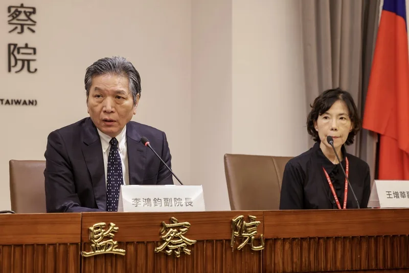 監察院副院長李鴻鈞（左）、副秘書長王增華（右）2日在監察院召開記者會，說明李俊俋請辭事宜。中央社
