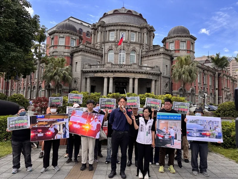 民眾黨立委黃國昌（前排中），2日上午召開記者會，質疑監察院何時打算對自己人提出彈劾。中央社