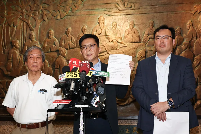 教育部3日傍晚召開記者會，次長張廖萬堅（中）、體育署長鄭世忠（右）、桌球協會理事長趙重光（左）共同發表3點聲明。中央社