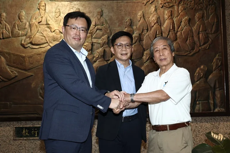 教育部次長張廖萬堅（中）、體育署長鄭世忠（左）、桌球協會理事長趙重光（右）3日下午一同在教育部開會，經過1個多小時討論後，共同發表3點聲明，聲明當中，桌協祕書長葉國欽為爭議事件公開道歉。中央社