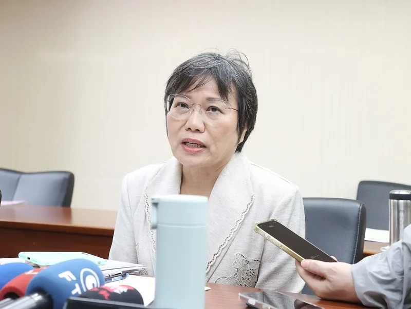 內政部長劉世芳4日在立法院受訪表示，依《促轉條例》規定，地方清除威權象徵、道路改名等是由內政部負責，轉型正義與程序正義缺一不可，她知道很多人有歷史情感，且社會共識仍有待加強，但是要溝通、不能夠不推動。中央社