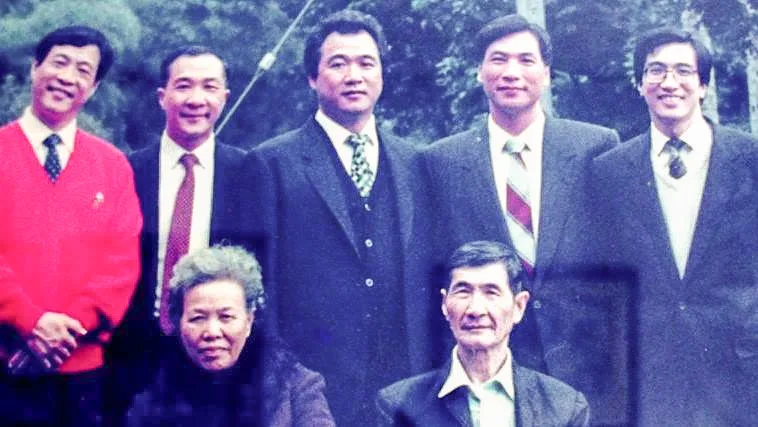 五兄弟與父母親從左至右,老大謝南榮是竹東國中校長,老二黃松竹是考選部副司長與 人事主任(從母姓),老三黃松雄台大畢業是三商行經理,老四謝松芳政大畢業,幹過台北市政府稅捐處長,老五謝松枝政大畢業是監察院財產申報處長。謝松芳提供