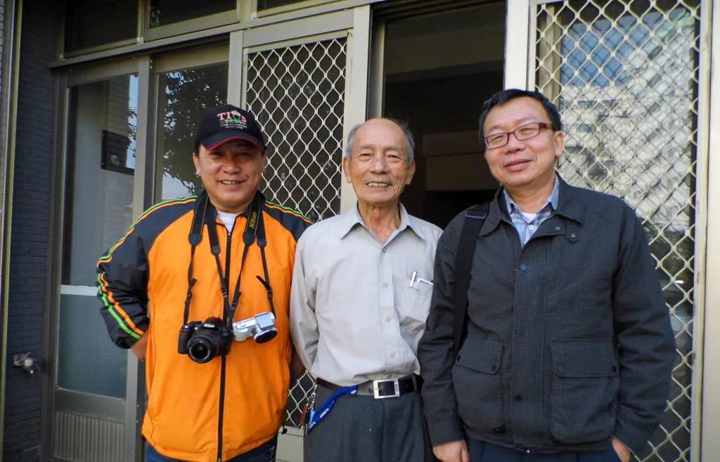 筆者陪著何來美前往竹東二重拜訪黃國書的侄子葉護樑做訪問,他長得非常像黃國書,黃原姓葉後再改名。陳權欣提供