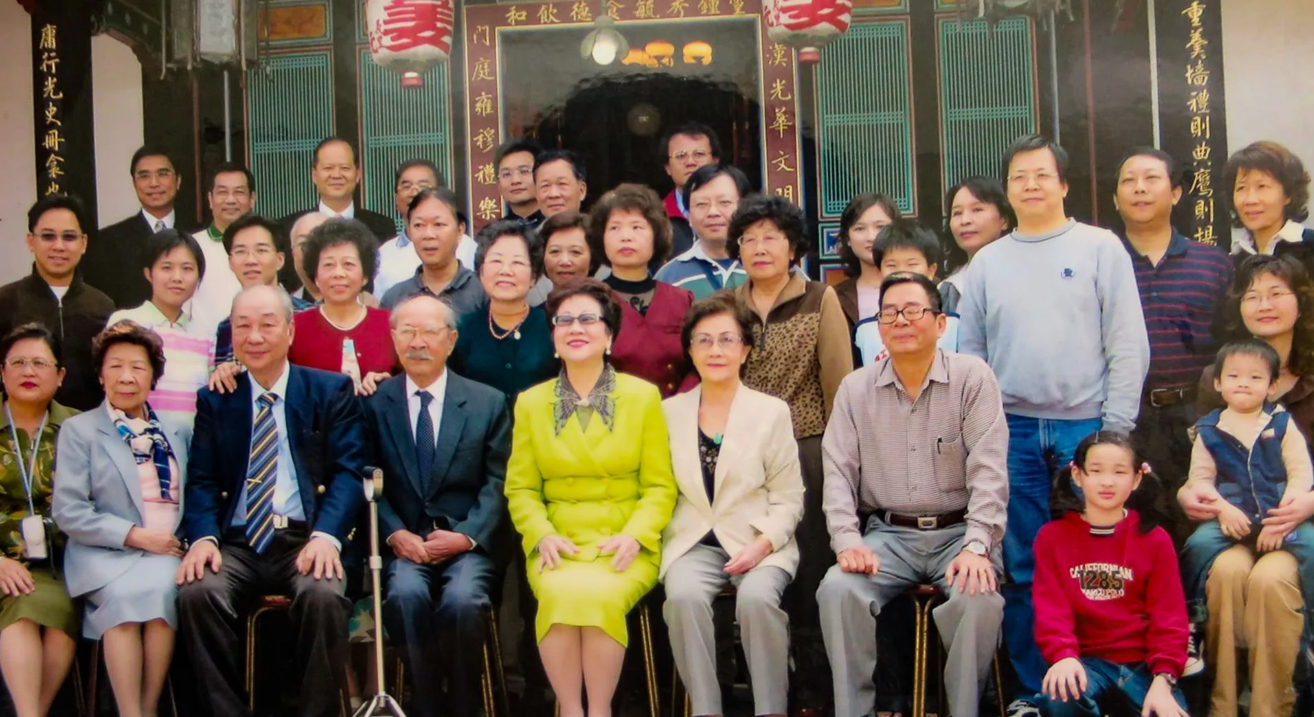 呂秀蓮副總統進入北埔姜家跟姜家族人合拍照片。陳權欣攝