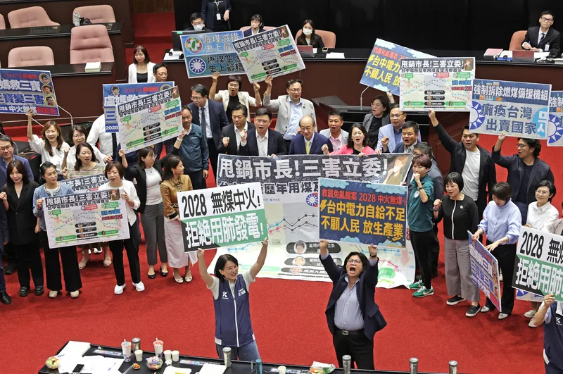 立法院會3日處理國民黨立委羅廷瑋等人所提2028無煤中火提案，廣泛討論階段，朝野隔空叫陣，最終在野黨以人數優勢通過提案。中央社