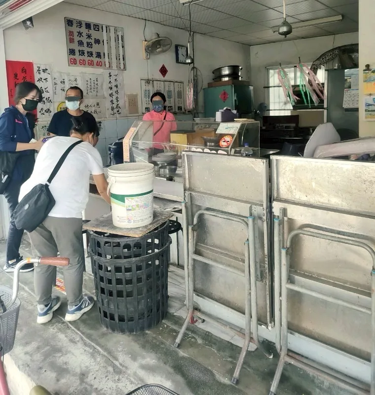 高雄市橋頭區某潤餅老店疑似發生食物中毒，衛生局26、27日接獲3家醫院通報共6人出現腹瀉、嘔吐、腹痛等症狀，其中4人仍住院中，生命徵象皆穩定，店家31日於臉書貼文宣布永久停業。圖為日前衛生局人員至店內稽查情形。高雄市衛生局提供