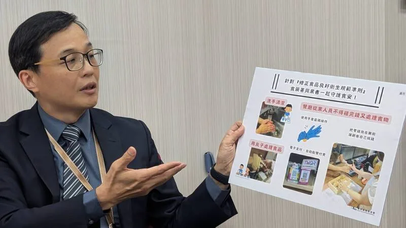 食藥署長姜至剛（圖）5日表示，可考慮以夾具處理食品、戴手套、顧客自行找零及推廣電子支付等，「大家可以發揮創意」。中央社