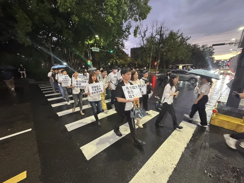 還路於民行人路權促進會發起「白紙鶴追思悼念活動」,4日在新竹市清華大學大門旁路口舉行,參與者身著白上衣、手舉標語及電子蠟燭,安靜走過行人穿越道,盼讓來往車潮看見訴求。中央社