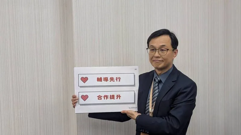 食品良好衛生規範準則新規明定食品從業人員調理食品時，不能同時或接續接觸金錢。食藥署長姜至剛（圖）5日親上火線受訪說明，指出將無限期以輔導先行。中央社