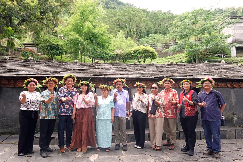 馬紹爾群島共和國總統海妮（左5）6日率國是訪問團走訪台灣原住民族文化園區，並參訪排灣族傳統石板屋。中央社