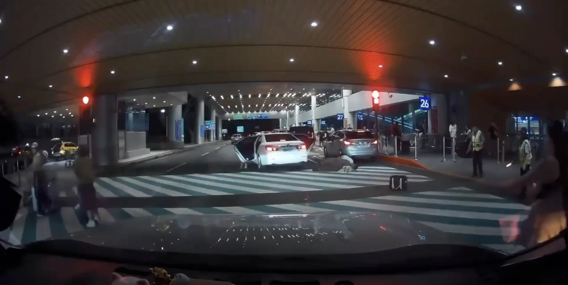 白牌車當時載著一名西班牙籍旅客，旅客在許男逃逸時，為了自保急跳車，導致手臂擦傷。翻攝自threads@@mx.1650