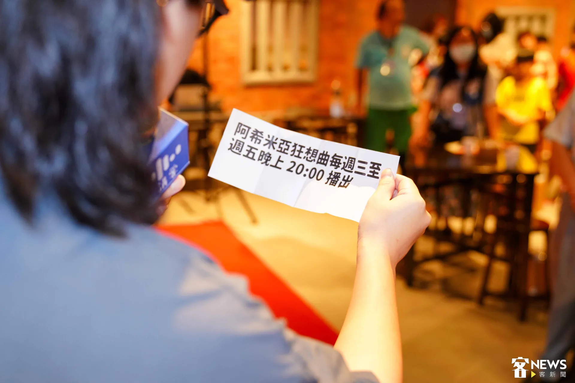 出題目給聽友回答，考考大家平時有沒有認真聽講客廣播電臺。朱愷元攝