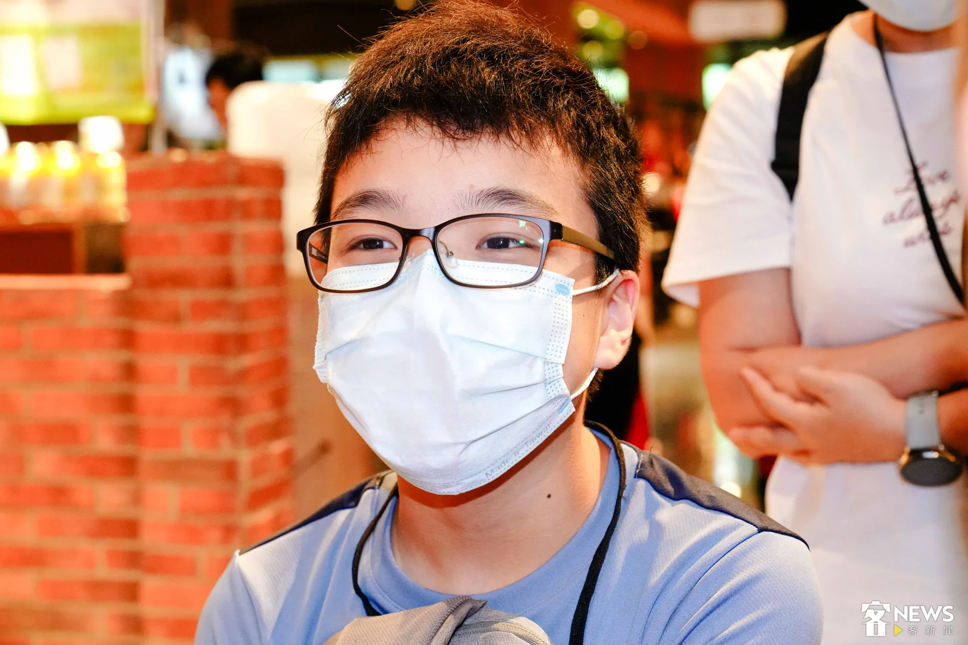 國小六年級剛畢業的小聽友黃詮竣「圓夢成功」，與最愛的主持人「朱皮」握手、合影。朱愷元攝