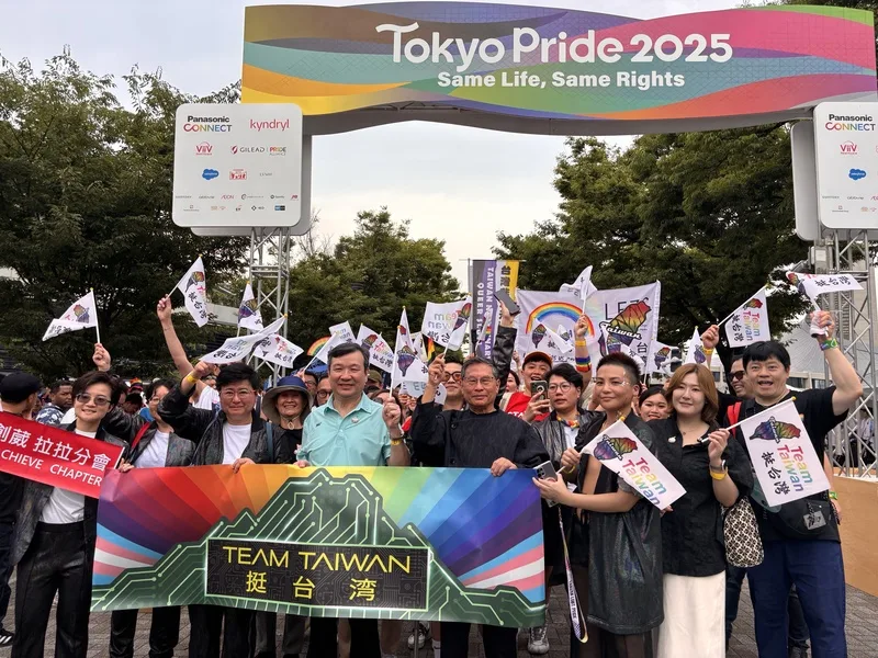 日本規模最大的LGBTQ+活動「東京驕傲節」（Tokyo Pride）8日舉行從澀谷到原宿街頭的大遊行，台灣第5度組隊參加，駐日代表李逸洋（前排左3）。中央社