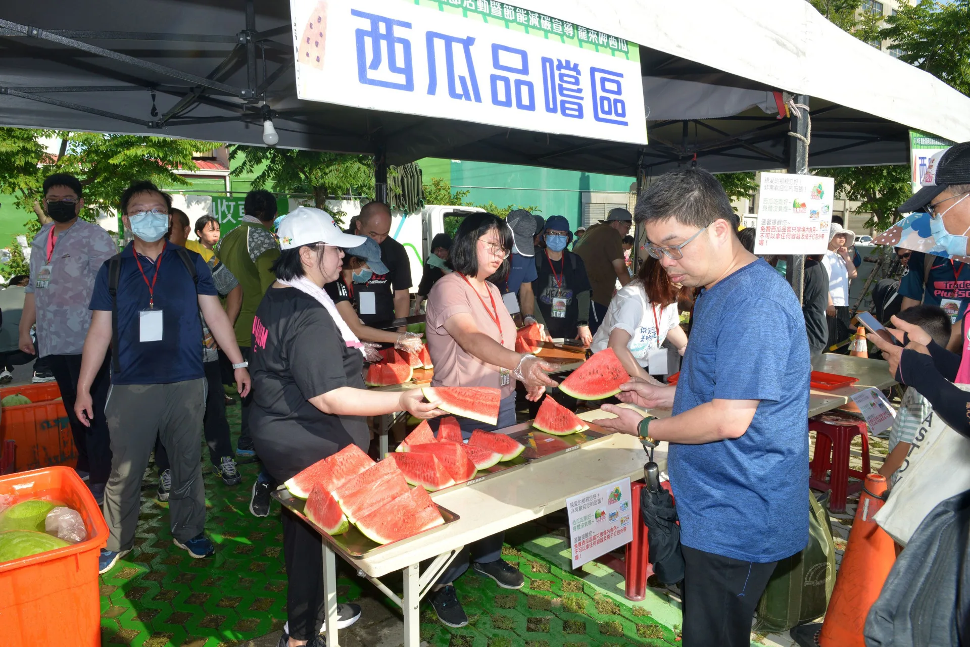 2025年後龍西瓜節「龍來呷西瓜」，民眾排隊領取免費西瓜。