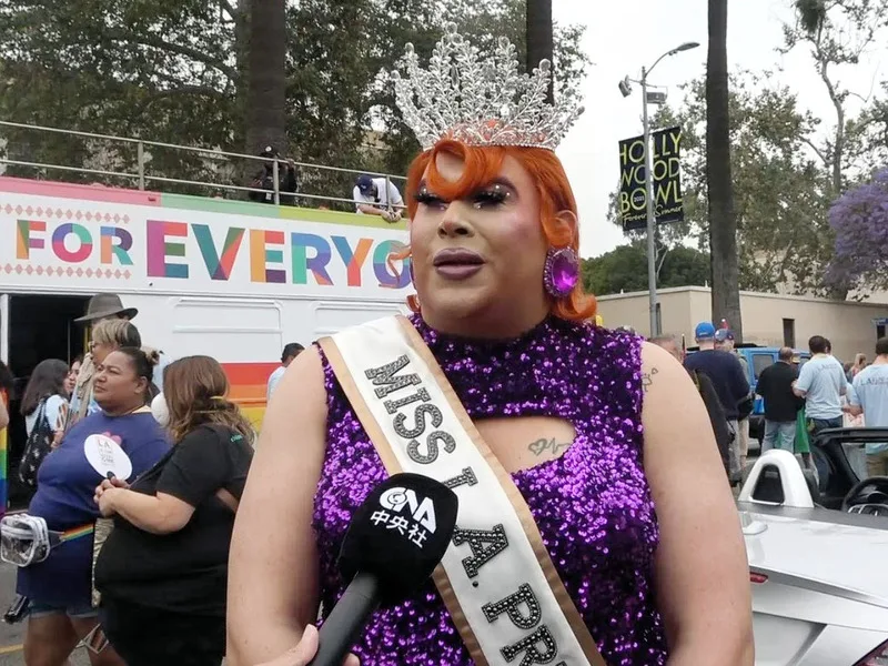 洛杉磯同志遊行小姐（Miss LA Pride）變裝皇后戴絲表示，同志遊行就是一種抗議，向世界宣傳人人平等、有權愛人的價值觀。中央社