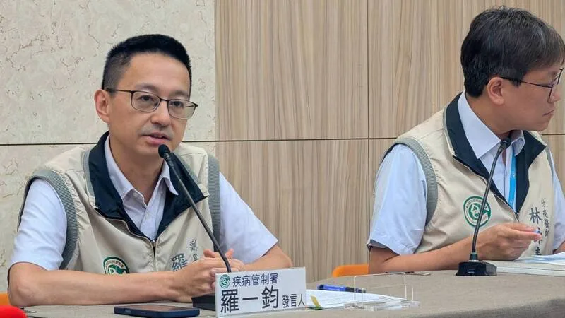 疾管署發言人羅一鈞（左）10日表示，上週COVID-19門急診就診共7萬182人次，研判疫情提早到達高峰，預估流行期將提早結束，「見罩率」明顯提升是疫情趨緩最重要原因。中央社