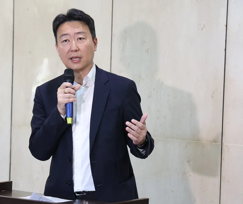 交通部長陳世凱宣布兩鐵新董事長。中央社