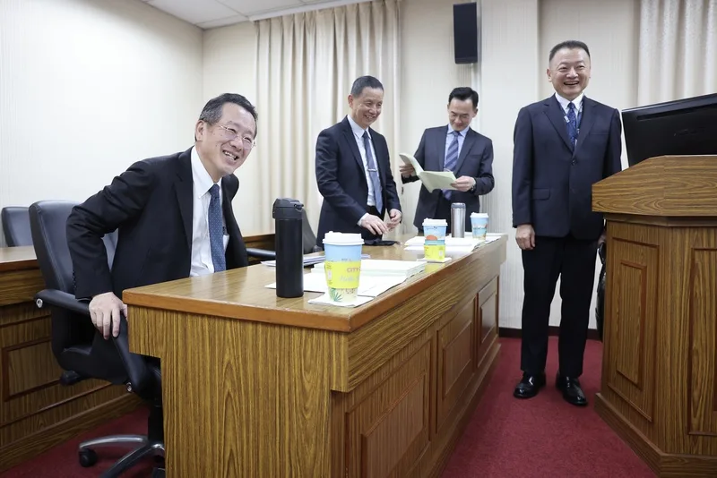 立法院外交及國防委員會11日邀請國防部長顧立雄（左）列席報告「海空戰力提升計畫採購進度及執行成效」，並備質詢。中央社