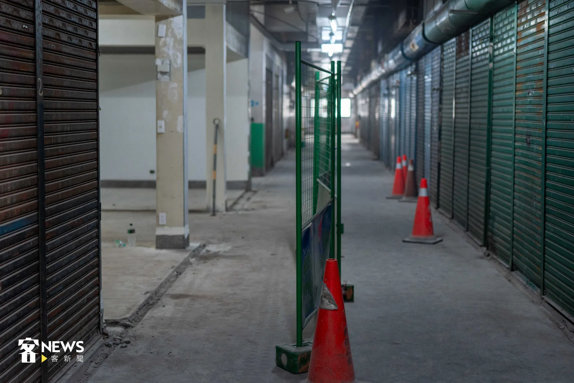 東門市場三樓圍起鐵籬笆，進行市場改造工程。宋佩遙攝