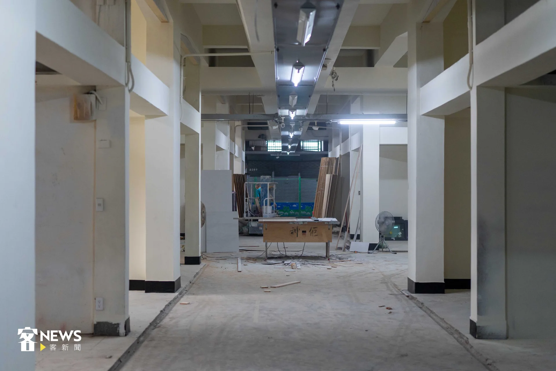 東門市場三樓正在進行改造工程，造成四周粉塵瀰漫。宋佩遙攝