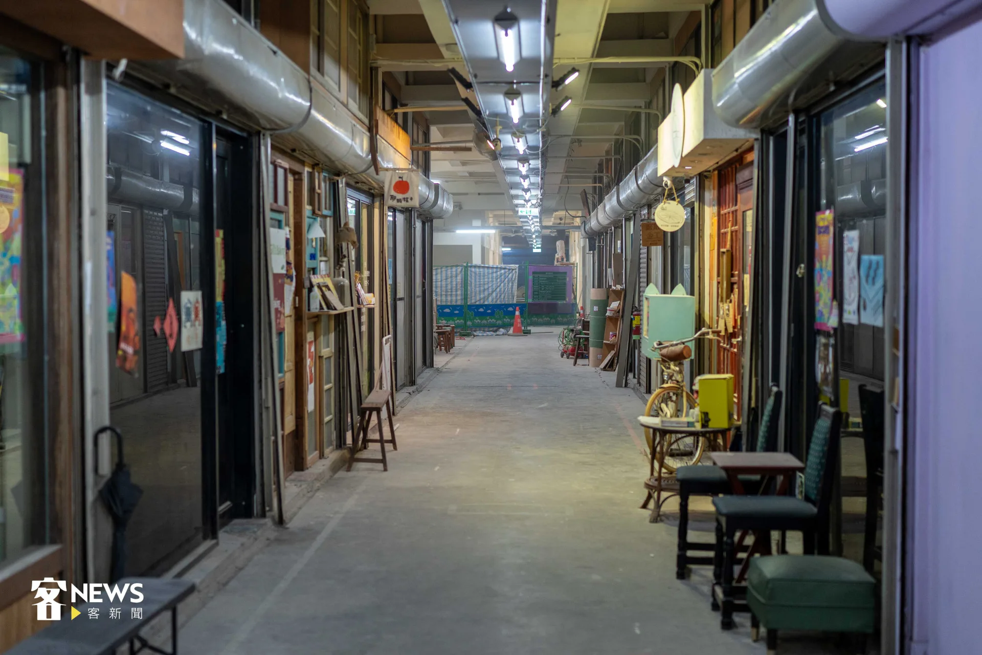 東門市場三樓平日下午營業店家寥寥無幾，且地上明顯可見施工粉塵。宋佩遙攝