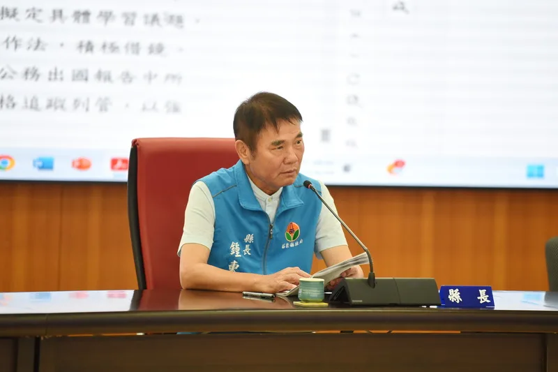苗栗縣長鍾東錦（圖）不滿列管計畫「後龍國中私有土地徵收及操場興建案」執行進度，要求教育處積極爭取加速核撥經費，盡快完成。
