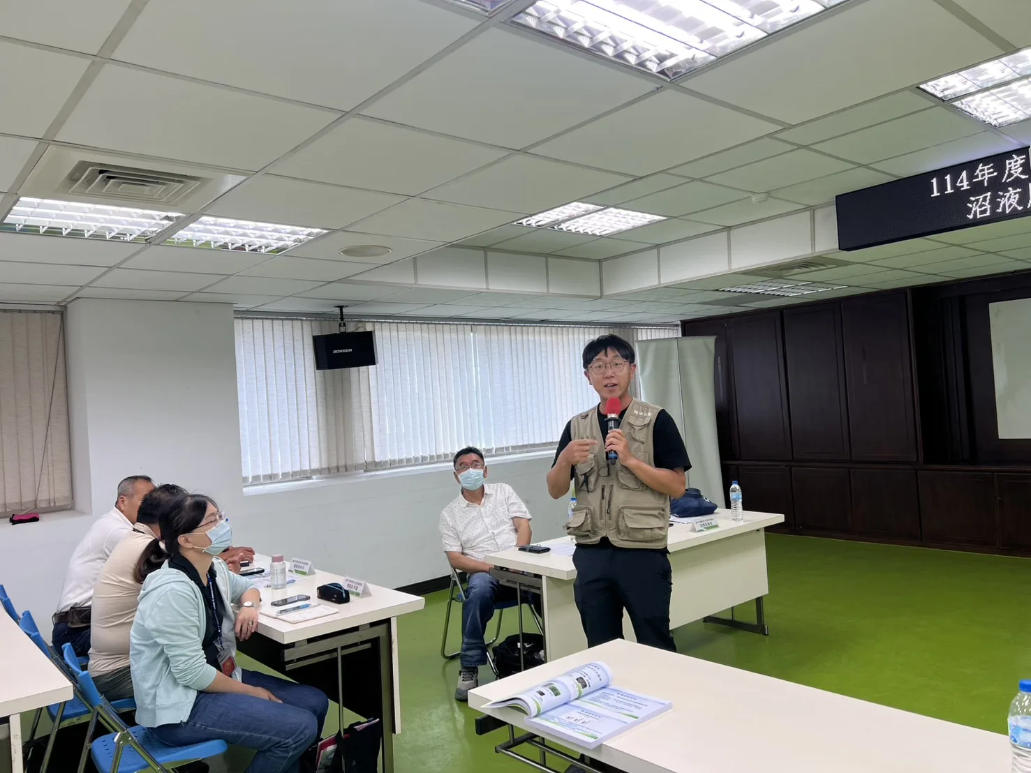 農友蘇建中進行施灌沼液案例分享。台中市政府提供