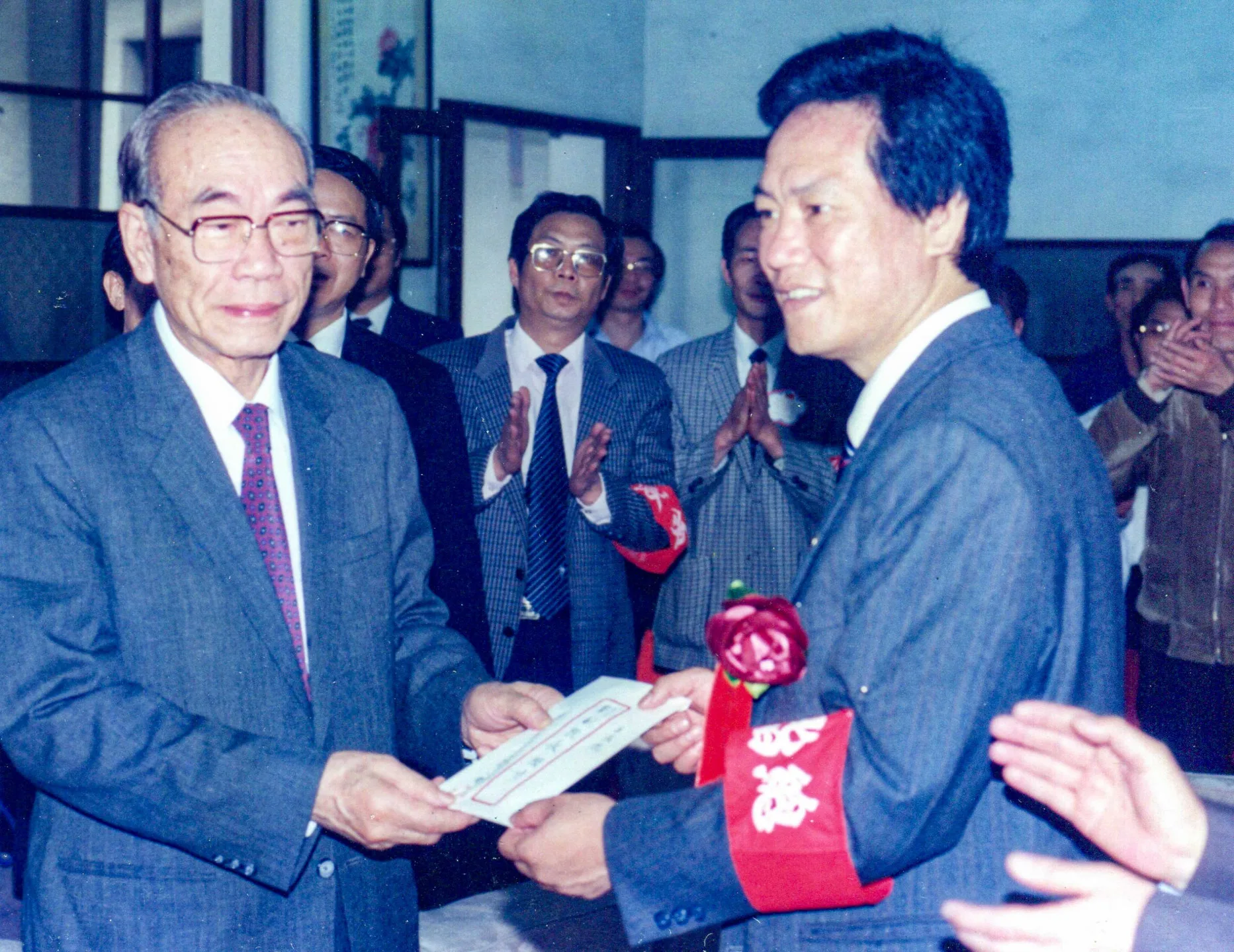 劉闊才擔任立法院副院長時主持議會，立委朱高正突然爬上議事桌發生肢體衝突，胸部受傷，縣議會副議長何智輝代表苗栗縣各界攜慰問信前往慰問。何來美攝
