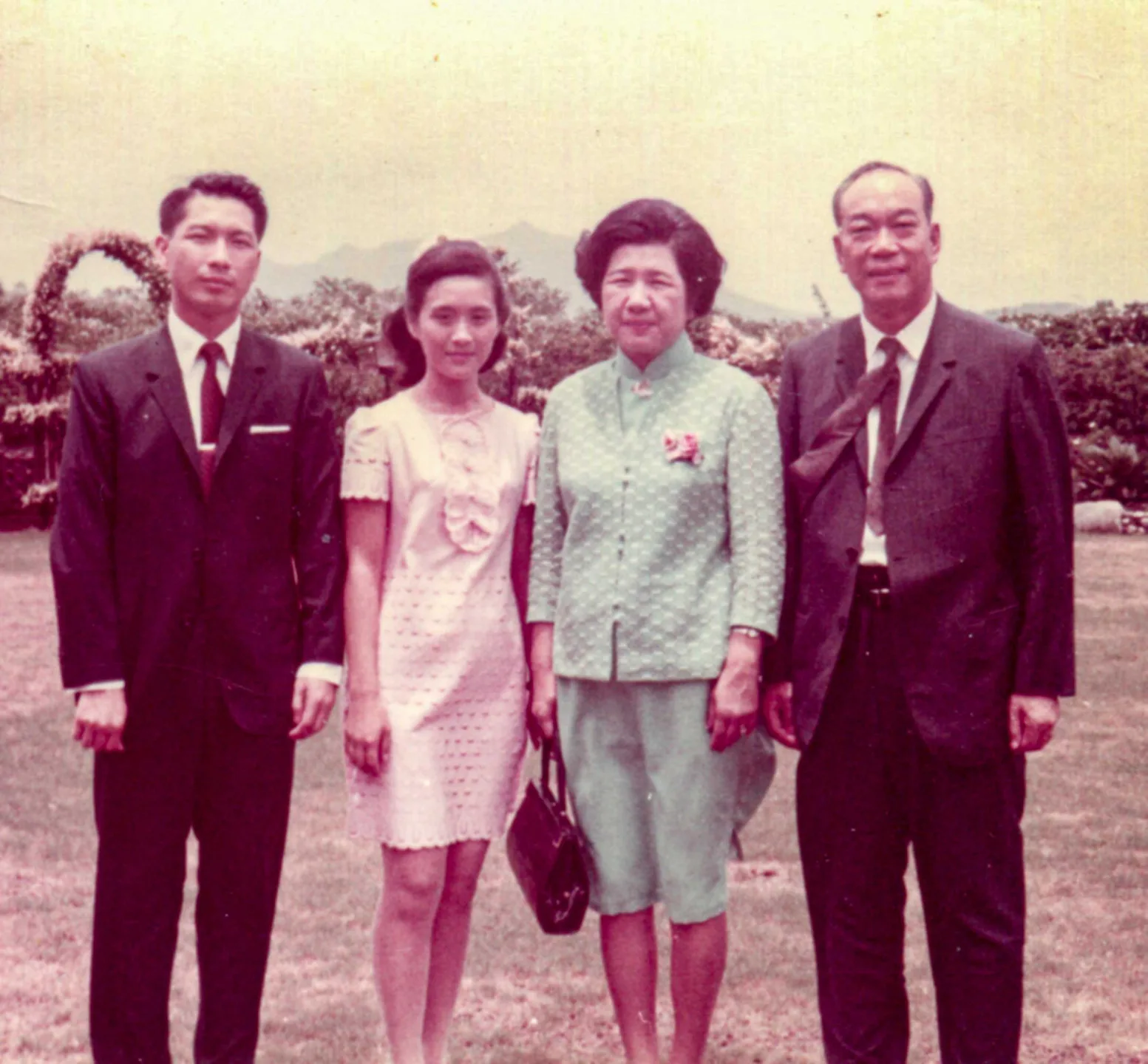 劉國昭（左）年輕時與父母劉闊才、翁秀貞夫婦合影。何來美翻攝