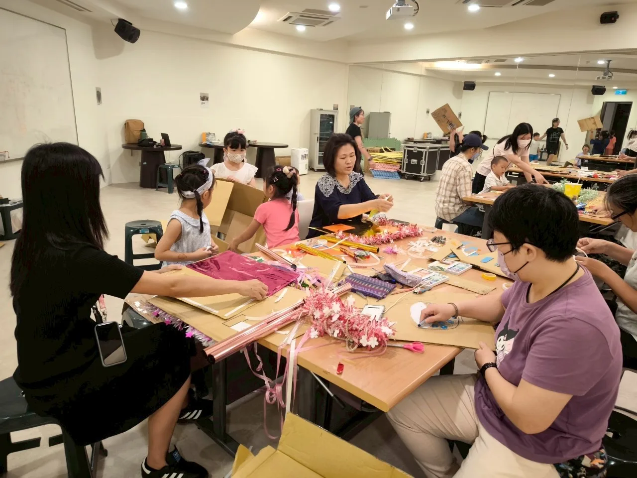 親子家庭也合力完成舞臺背景、服裝道具等，對於這齣音樂劇，是從裡到外的積極參與。台北市客家文化基金會提供