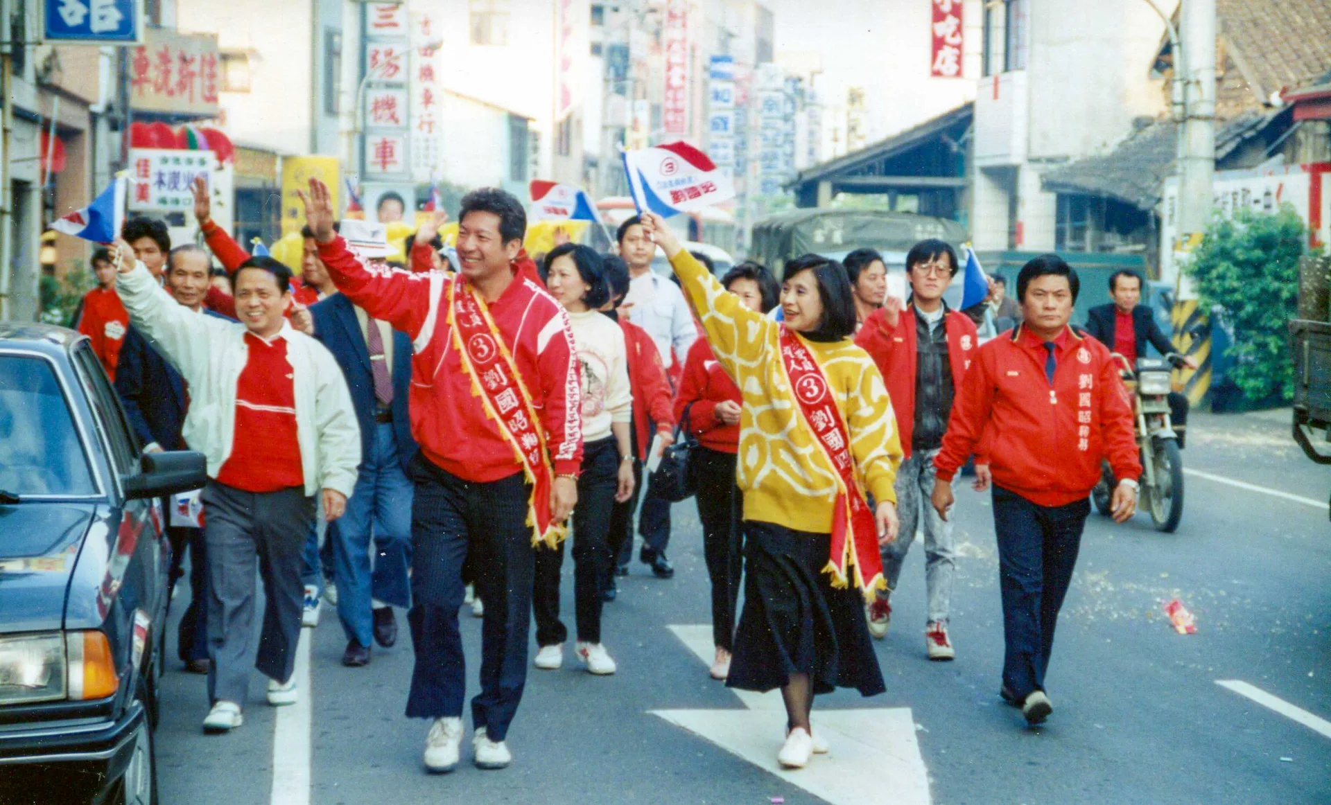 1989年立委選舉，劉國昭、林桂朱夫婦在立委劉碧良（左）、縣議員張源秀（右）陪同下遊街造勢。何來美攝