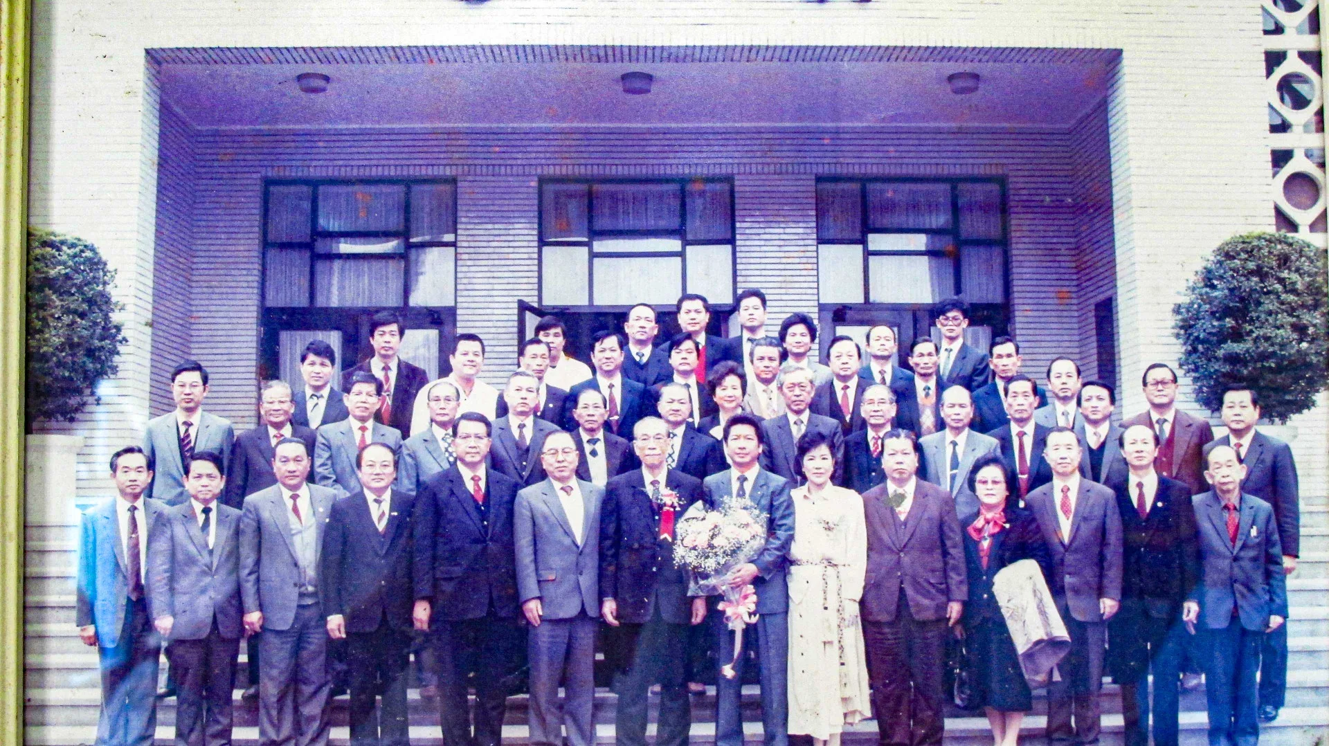1989年2月24日劉闊才當選立法院長，次日苗栗縣劉派人士前往立法院恭賀合影，前排左五是縣長謝金汀、左四議長徐文治、左二立委劉碧良、右四校長陳梅妹、右五前立委邱仕豐。何來美翻攝