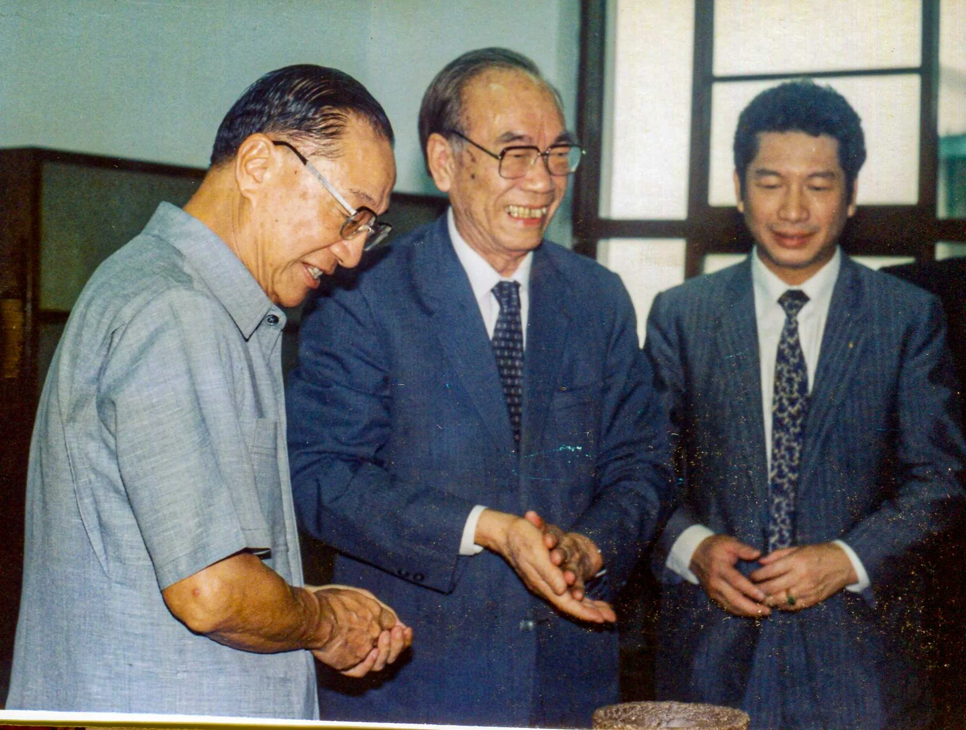 已故行政院長俞國華1989年卸任前到苗栗縣視察，劉闊才、劉國昭父子在苗栗宅熱情接待。何來美攝