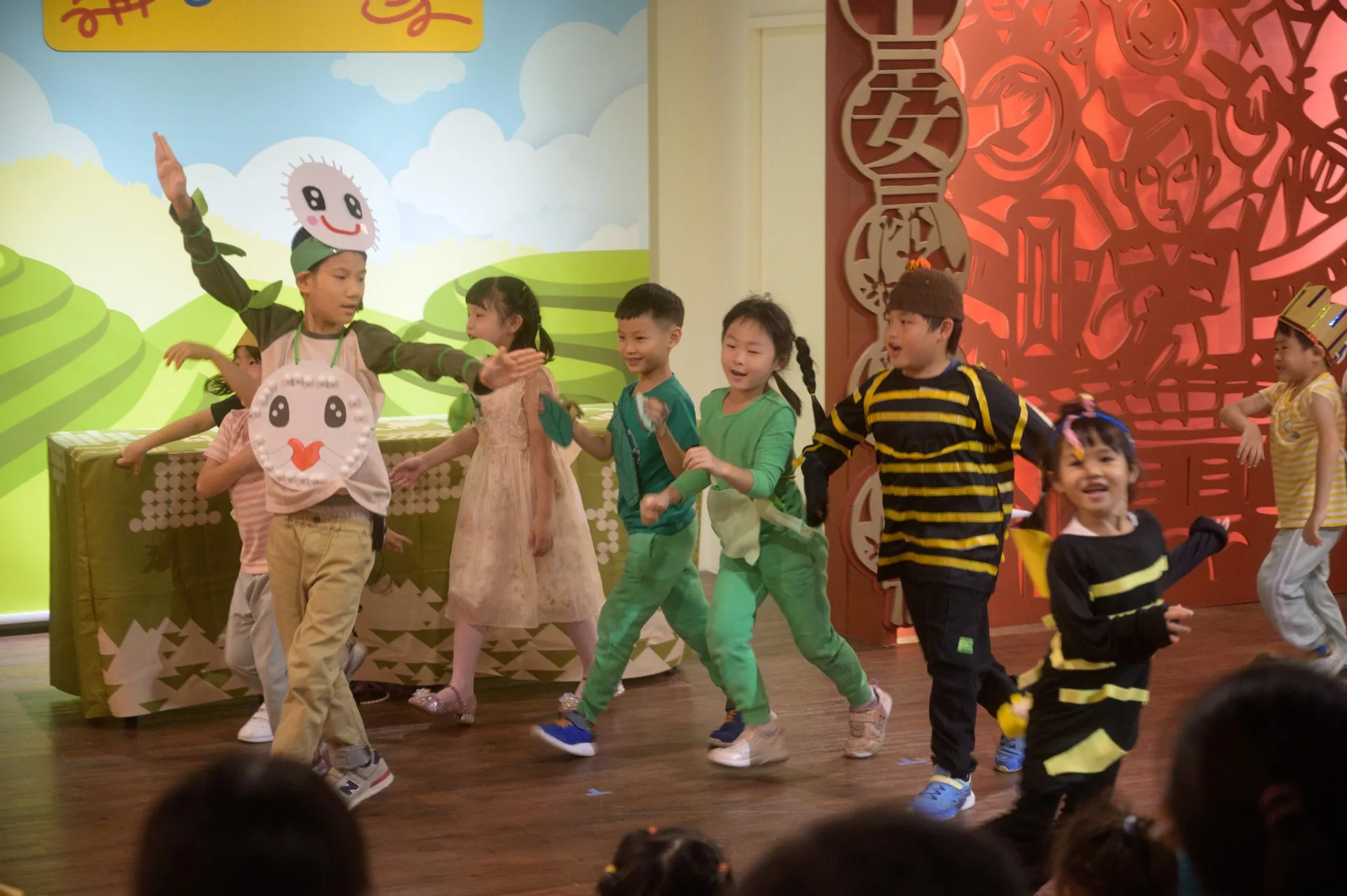 即將發表的《毋記得，無關係》，孩子們歷經多週排練，成果發表會當天將與家長同台演出。台北市客家文化基金會提供