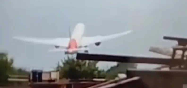 印度航空失事班機墜毀前畫面。翻攝網路