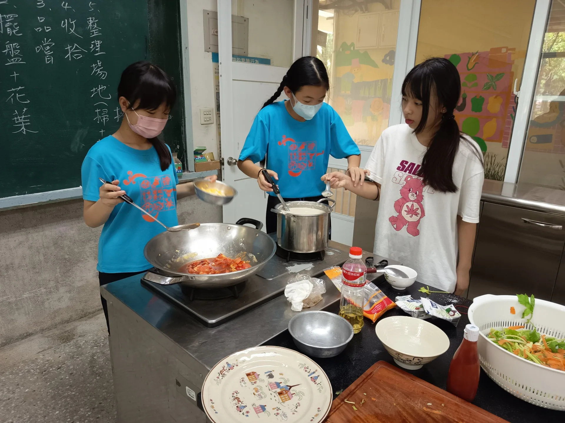 孩子親自烹飪謝師宴。翻攝龍肚國小FB