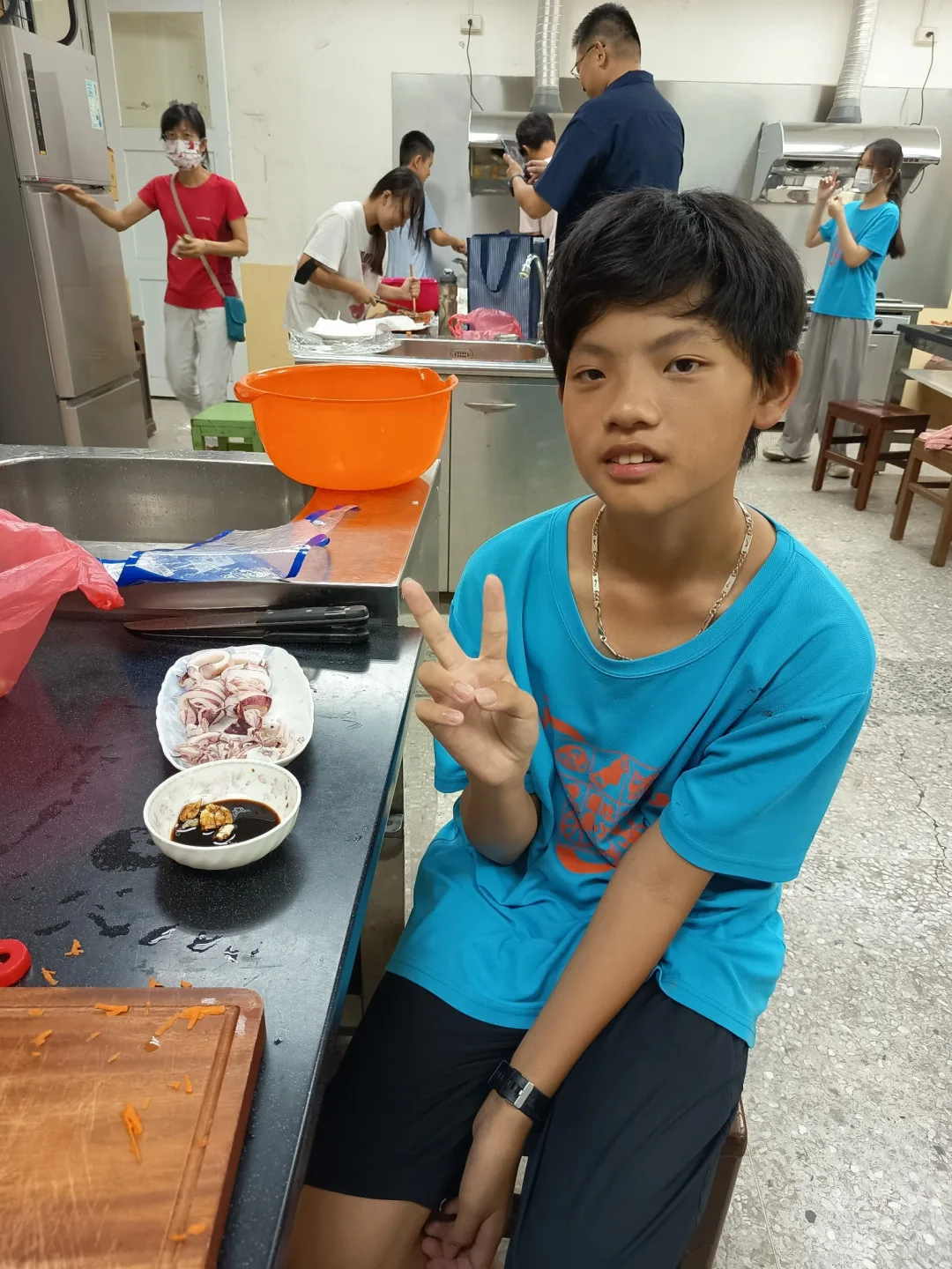 孩子們親手烹調謝師宴，向一路陪伴的師長表達深深謝意。翻攝龍肚國小FB