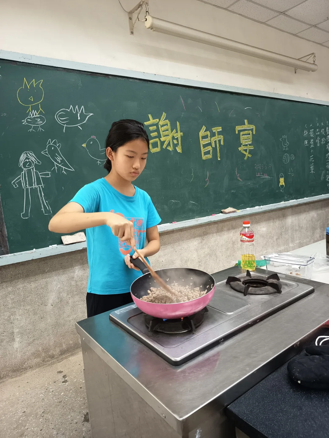 孩子親自烹飪謝師宴。翻攝龍肚國小FB