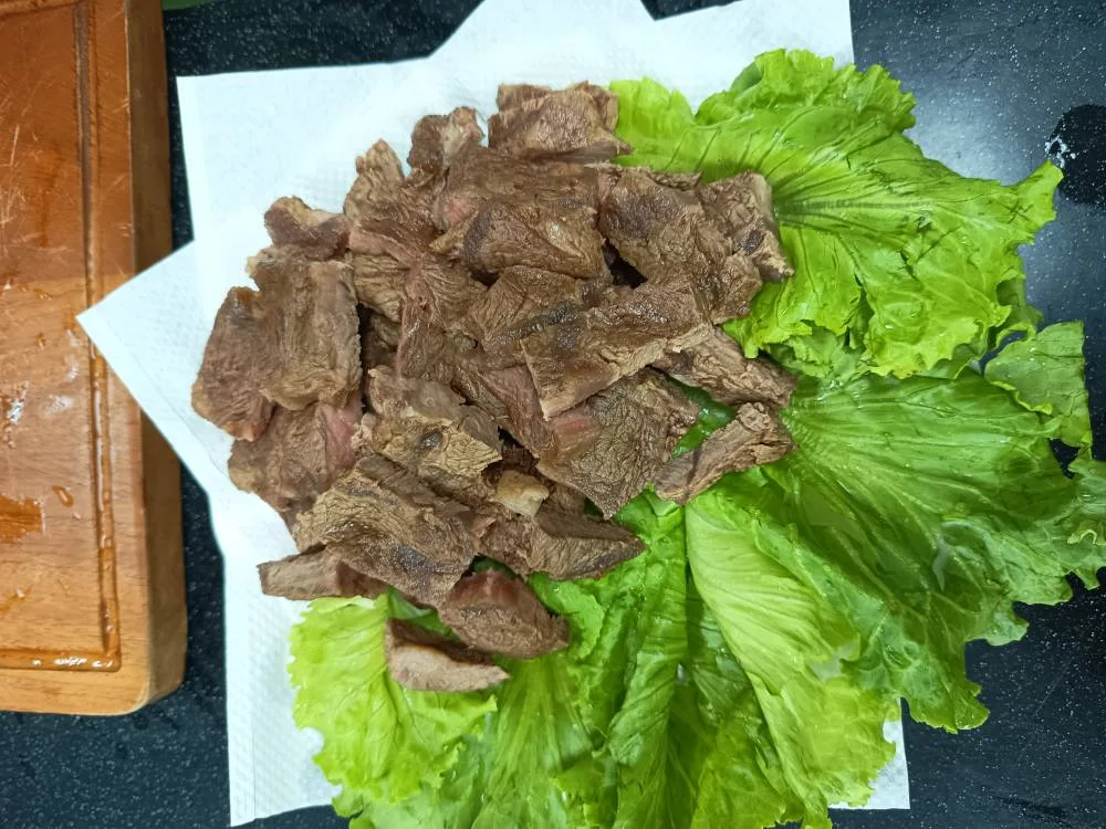 孩子利用校園採集植物裝飾擺盤。翻攝龍肚國小FB