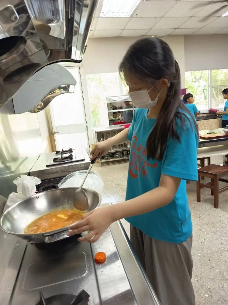 孩子親自烹飪謝師宴。翻攝龍肚國小FB