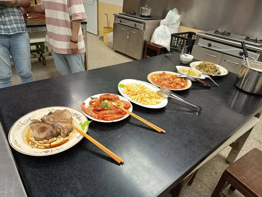 龍肚國小畢業班的學生，每人各自準備一道菜。翻攝龍肚國小FB