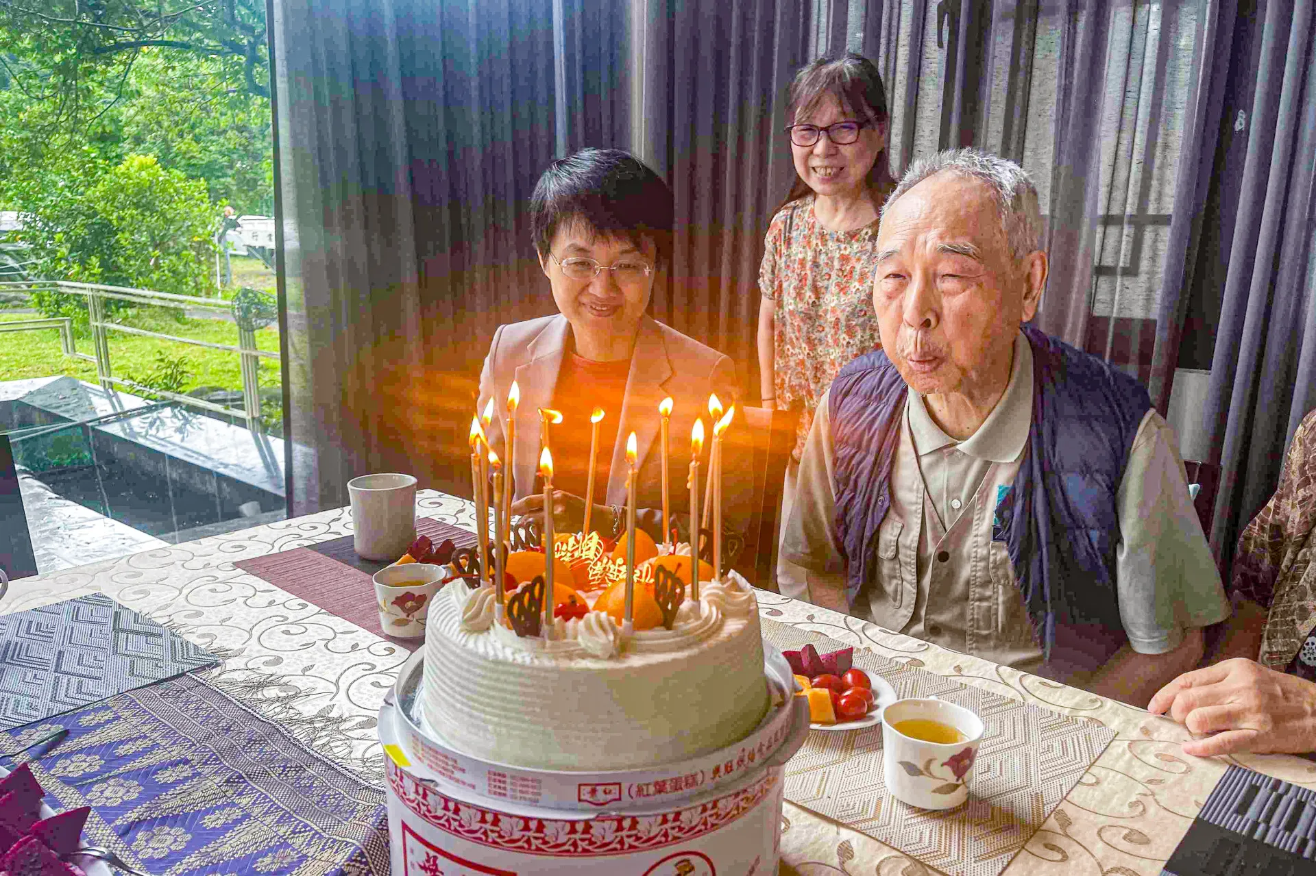 國寶級客籍作家李喬92歲壽誕，客委會主委古秀妃前往祝賀。客委會提供