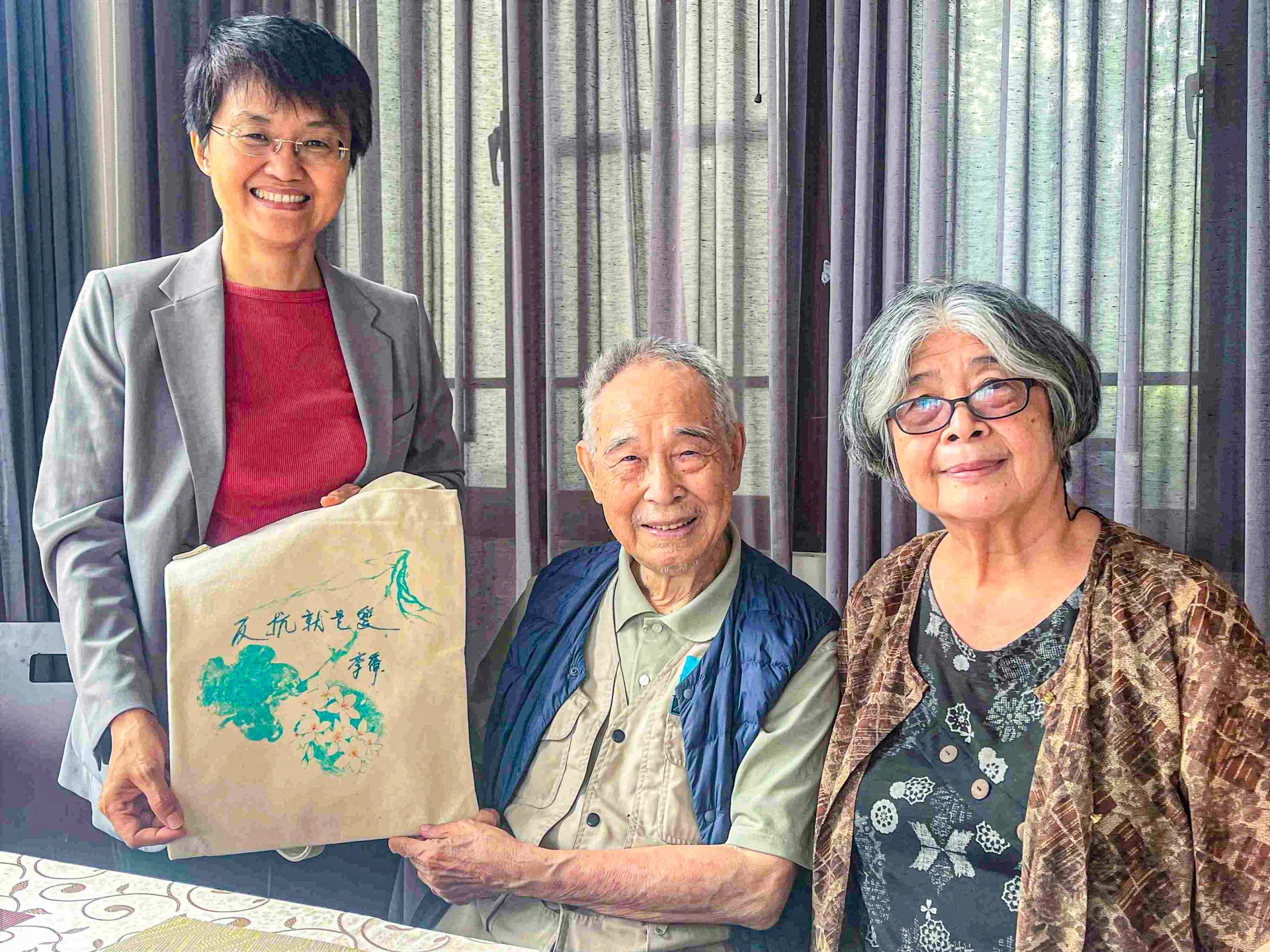 國寶級客籍作家李喬92歲壽誕，客委會主委古秀妃前往祝賀。客委會提供
