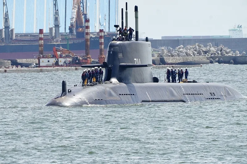 國造潛艦原型艦海鯤艦（圖）17日駛出高雄港外，進行第一次海上測試（SAT）。中央社