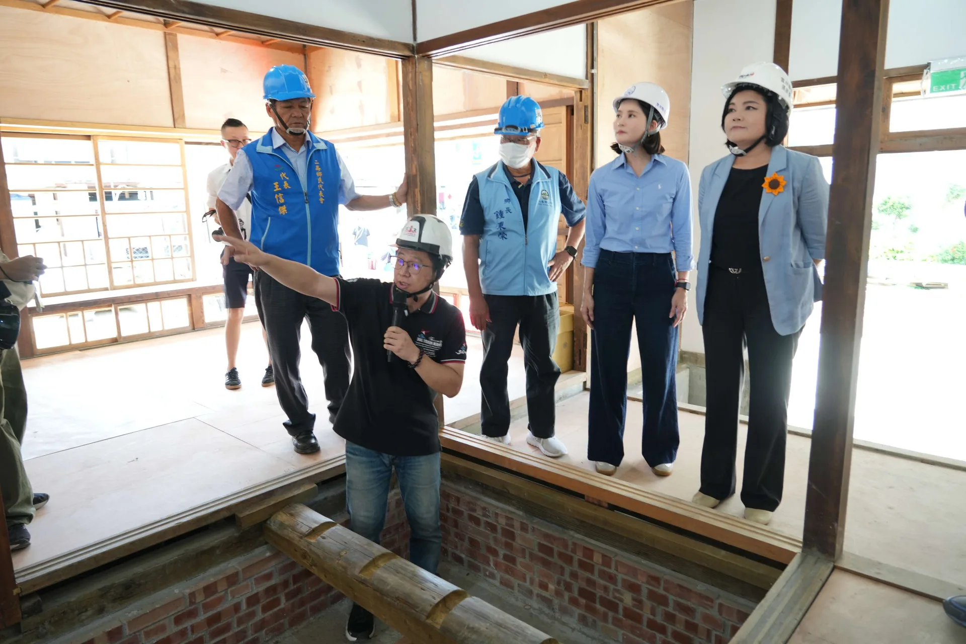 雲林縣長張麗善（右一）、文觀處長陳璧君（右二）聆聽建築師解說二崙分駐所眷舍的修復過程。雲林縣政府提供